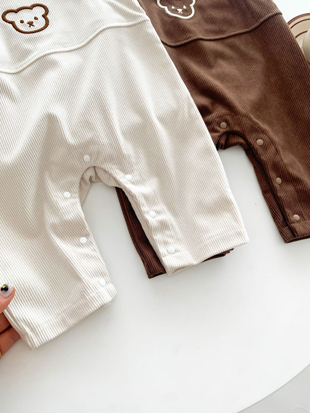 Baby Latzhosen-Set mit Bärenkopf aus Cord - Unisex